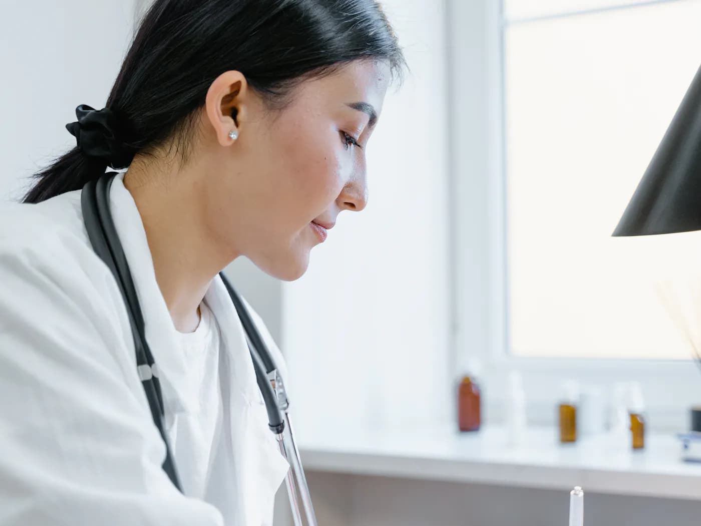 Doctora en consultorio